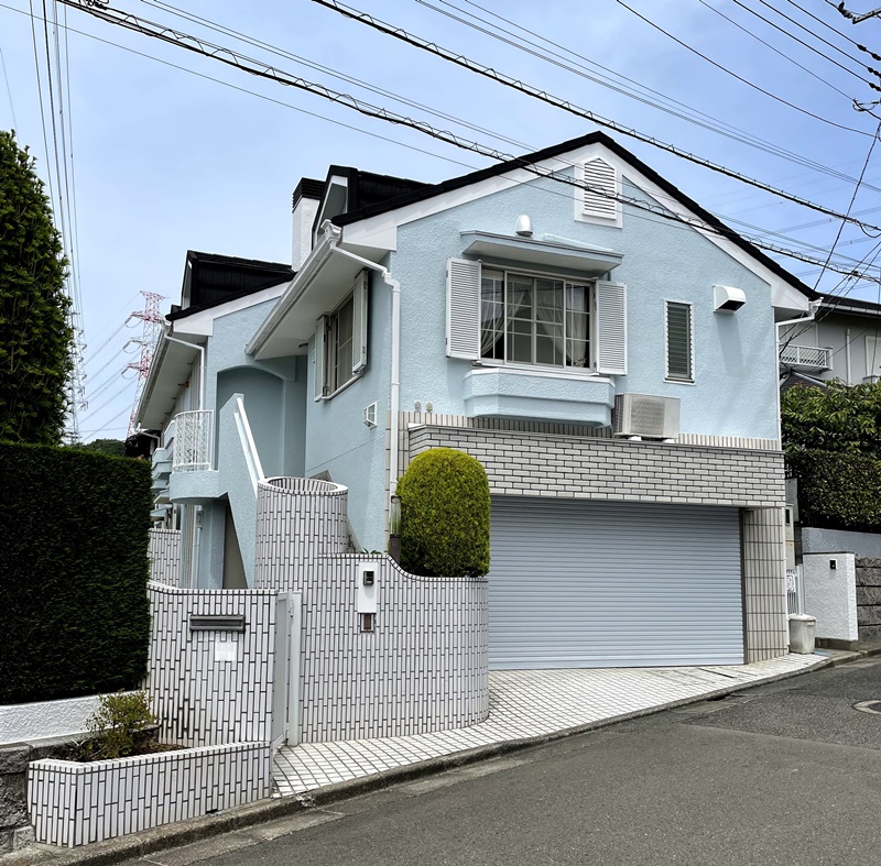 屋根ドーマー窓と煙突のある外壁塗装 川崎市麻生区のリフォーム専門店｜リフォーム工房アントレ