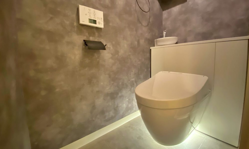 新百合ヶ丘エリア・麻生区のリフォーム専門店｜リフォーム工房アントレのマンションのトイレのリノベーション・リフォームの施工事例写真です。TOTOのレストパルFシリーズを採用しています。