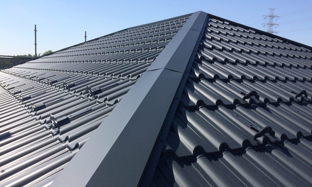 新百合ヶ丘エリア・麻生区のリフォーム専門店｜リフォーム工房アントレの屋根のリフォーム施工事例写真です。マックス建材のレクトルーフ、マックス瓦を使用して重ね葺きしています。