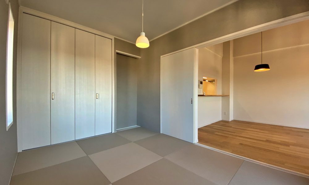 新百合ヶ丘エリア・麻生区のリフォーム専門店｜リフォーム工房アントレの中古マンションのリノベーション・フルリフォームの和室施工事例写真です。琉球畳のような半畳サイズで灰桜色の畳とグレーの壁紙でコーディネートしています。